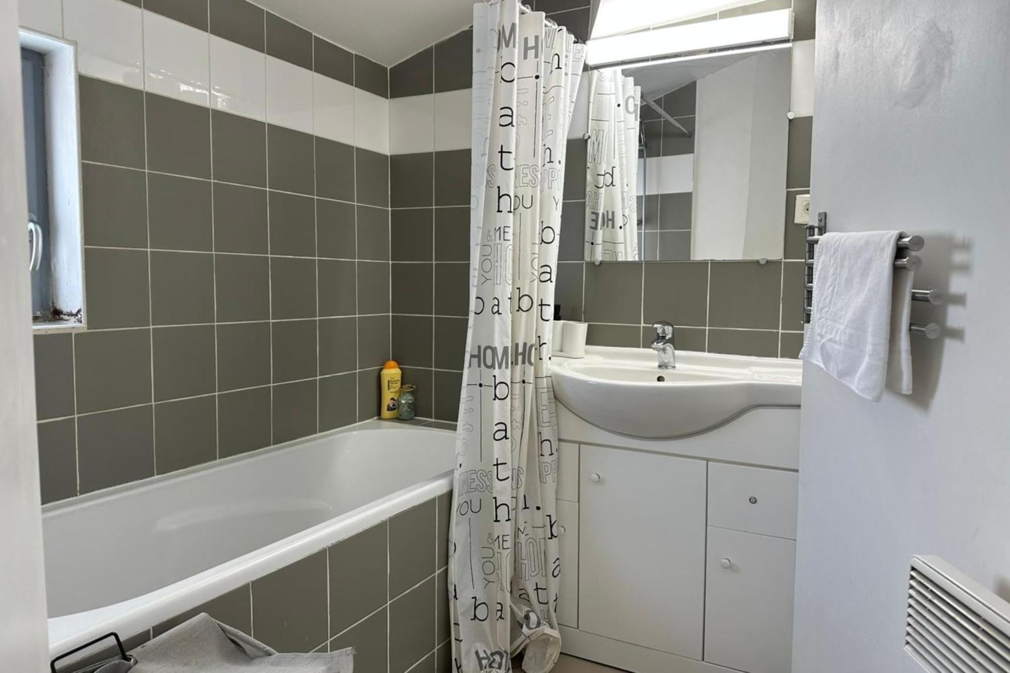 The Triplex- 3 Bedrooms In The Escutcheon! 蒙彼利埃 外观 照片